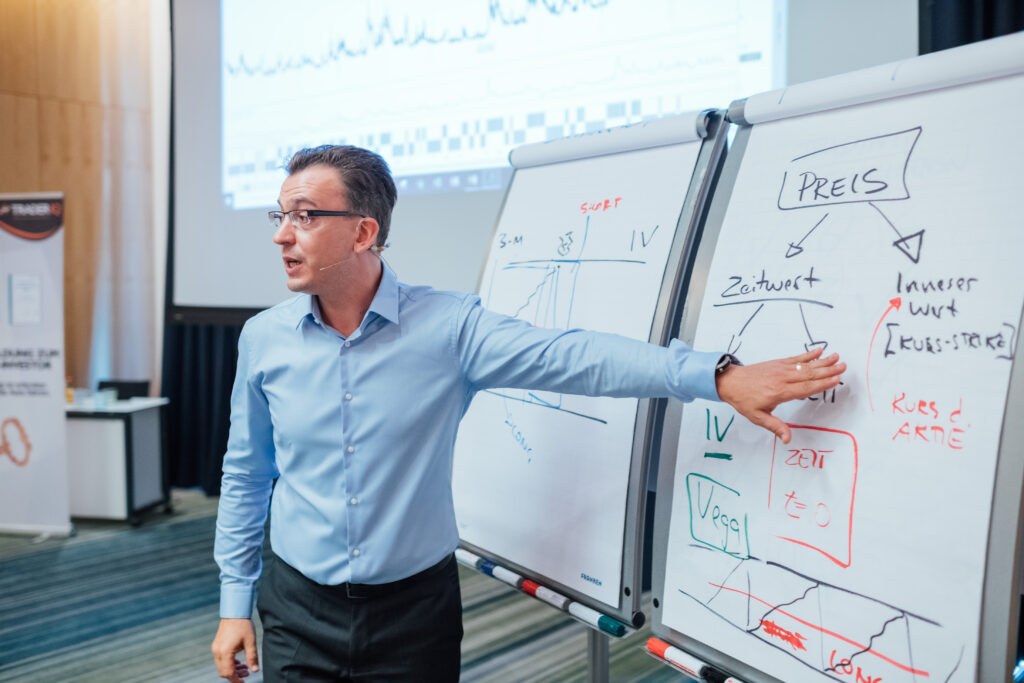 Andrei Anissimov erklärt am Flipchart