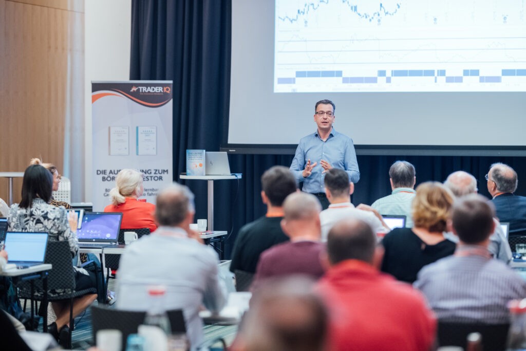Andrei Anissimov spricht beim Bootcamp vor den Teilnehmern