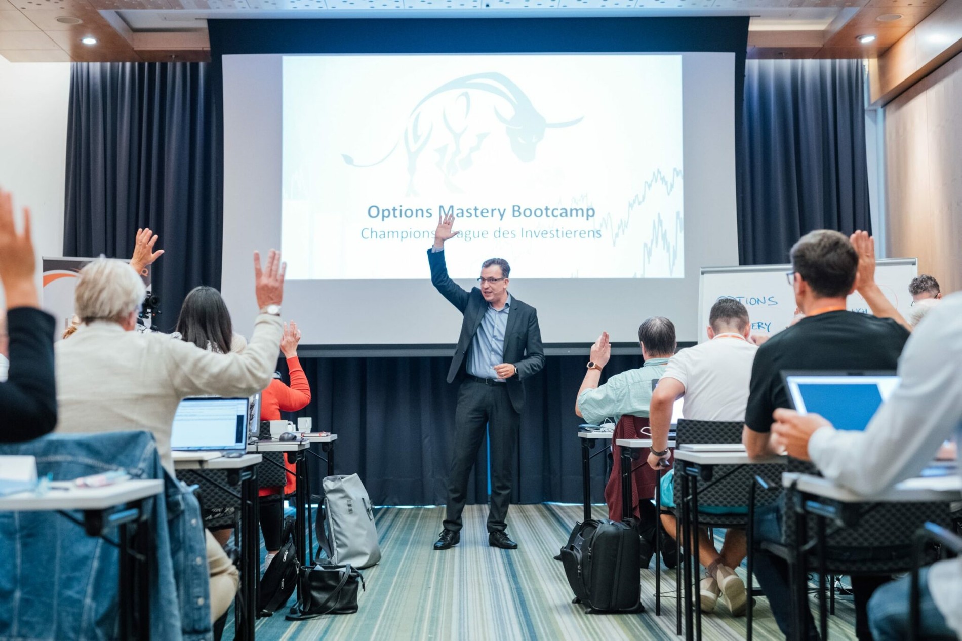 Voller Seminarraum beim Options Mastery Bootcamp, alle Teilnehmer melden sich